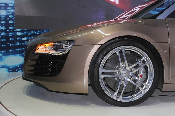 Bộ la- zăng với chấu kép hình ngôi sao càng làm tôn lên vẻ đẹp thể thao của Audi R8 Spyder.